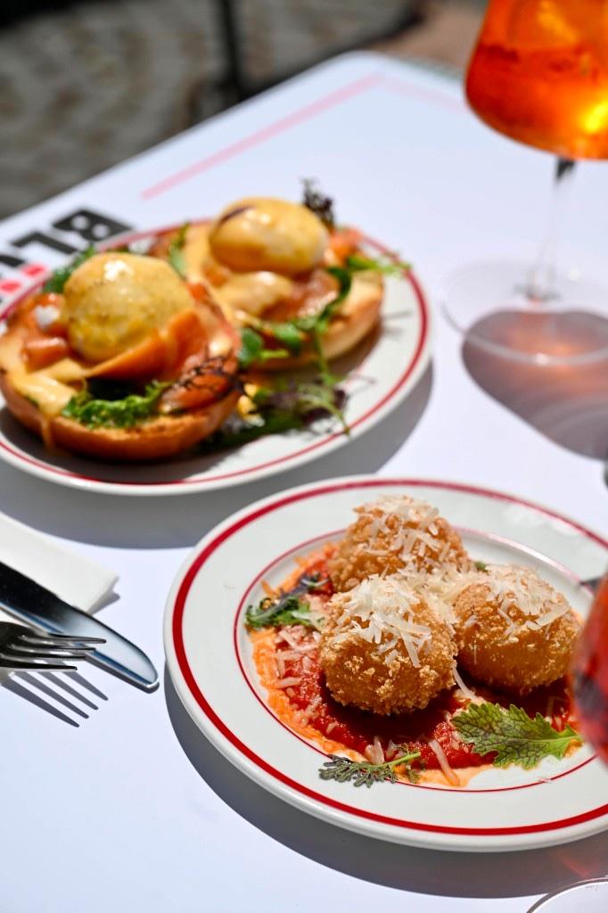 Arancini și ouă benedict, detaliu cu spritz