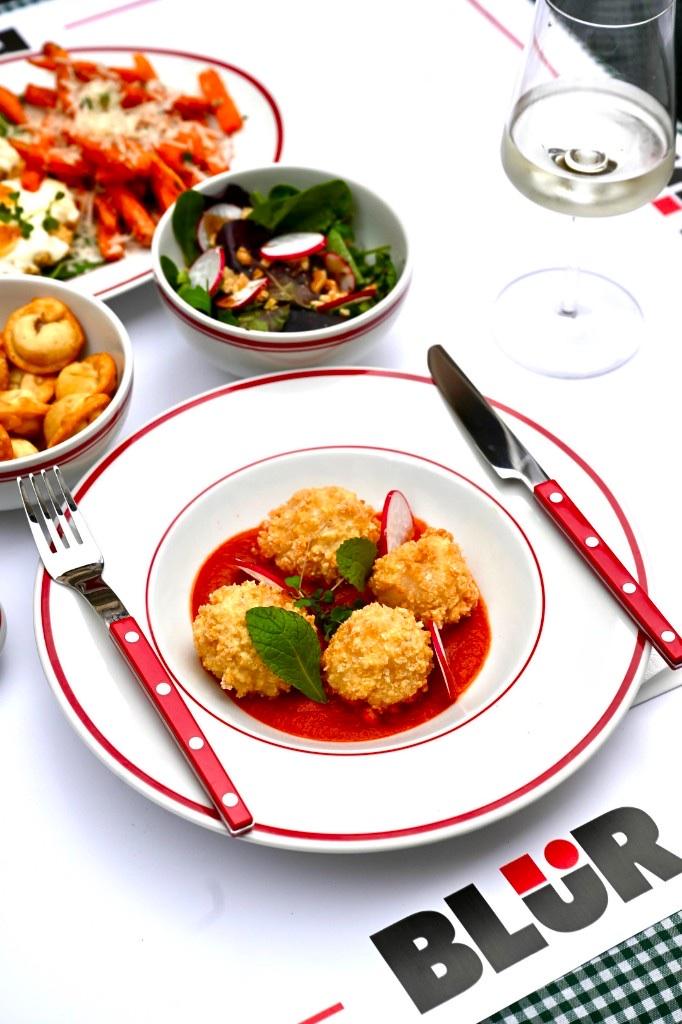Arancini cu parmezan pe sos de roșii, logo-ul BLÜR alături