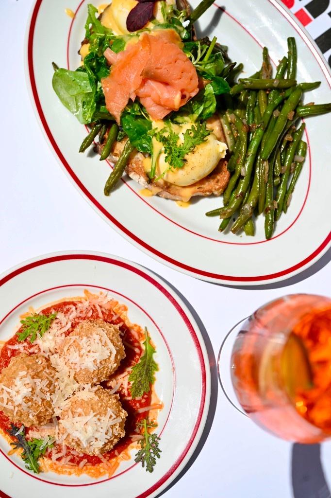 Brunch în lumină de dimineață: ouă benedict cu somon și arancini