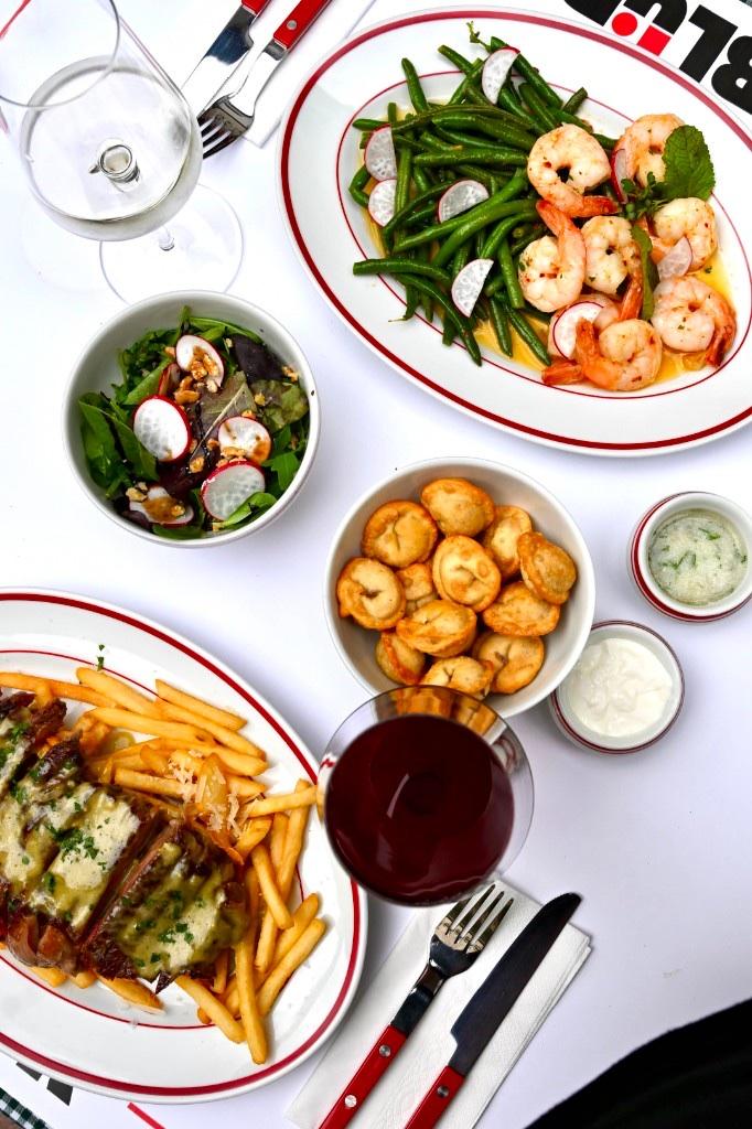 Cina la BLÜR: creveți, steak frites, pelmeni și vin roșu