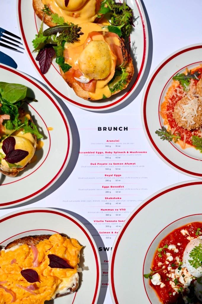 Meniul de brunch BLÜR între farfurii