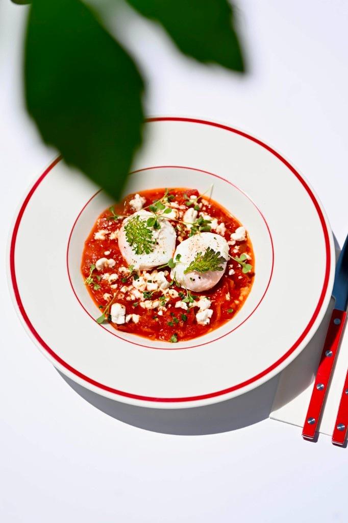 Shakshuka cu ouă poșate și brânză, fotografiată de aproape