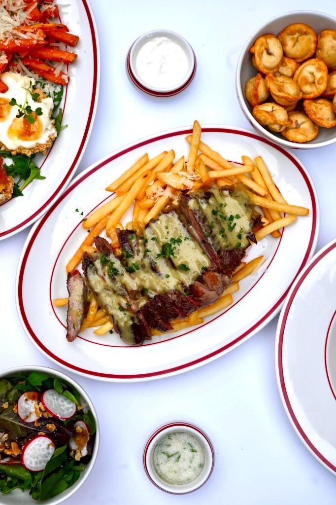 Steak frites cu sos Café de Paris, văzut de sus