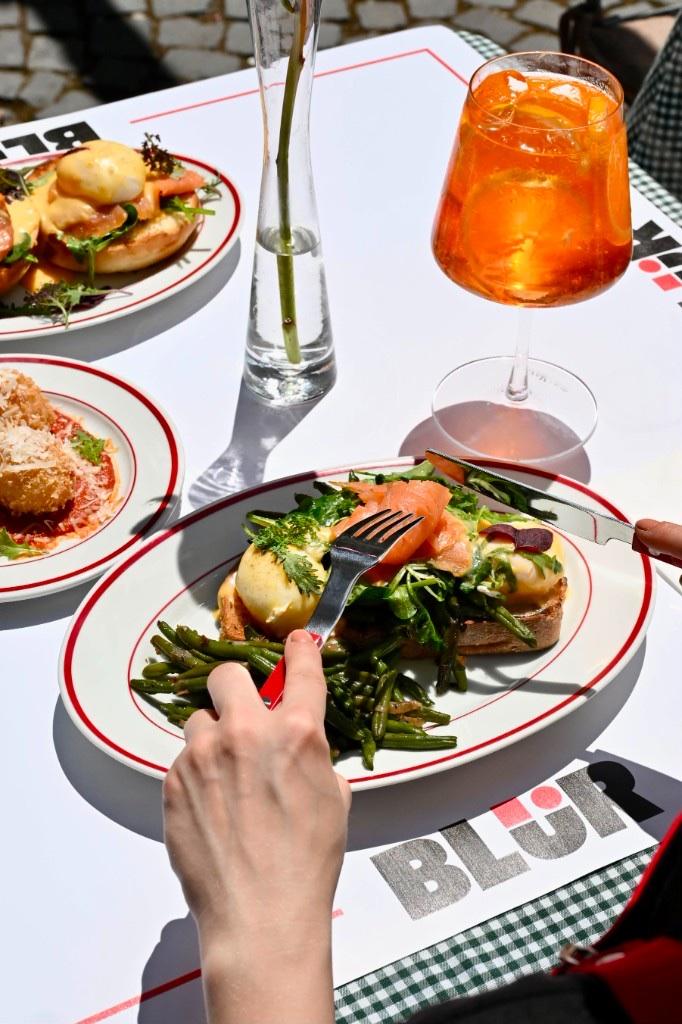 Brunch pe terasa BLÜR, pe pietrele din Sibiu