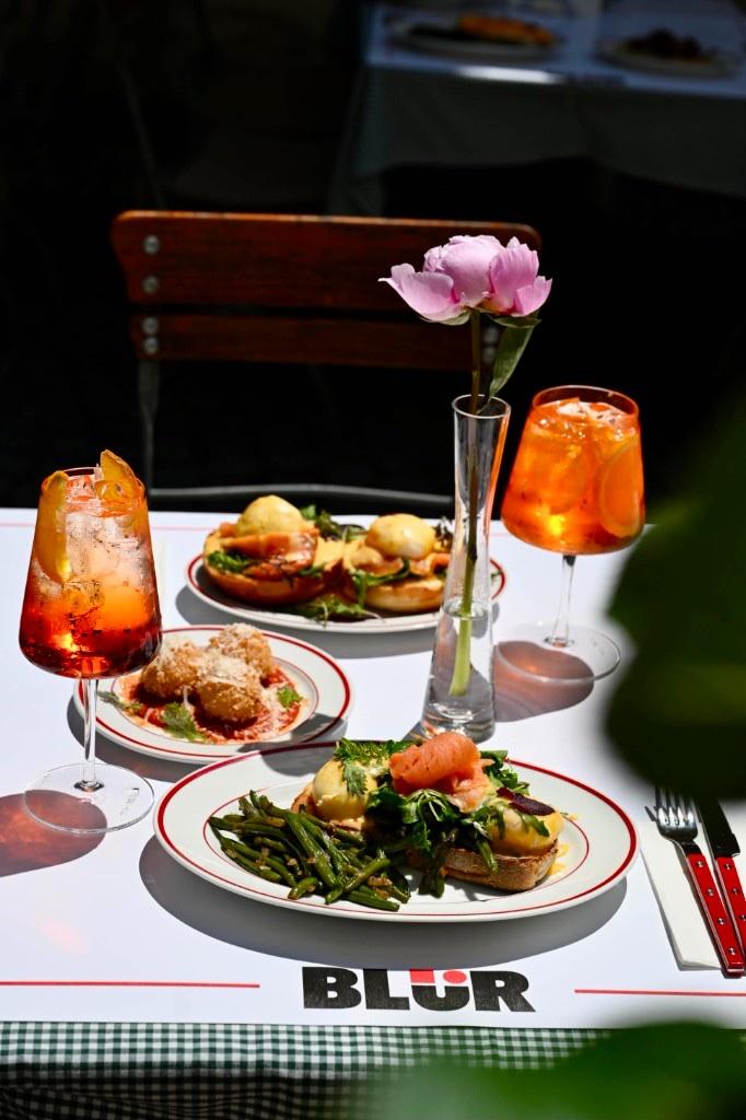 Masa aranjată la BLÜR: spritz, farfurii și un bujor roz