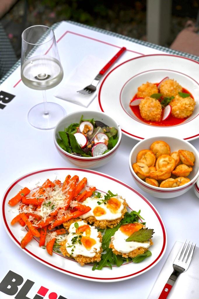 Garnituri și salate cu un pahar de vin alb